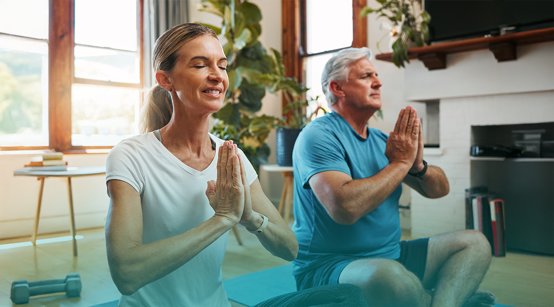 Adultos de mediana edad realizando yoga