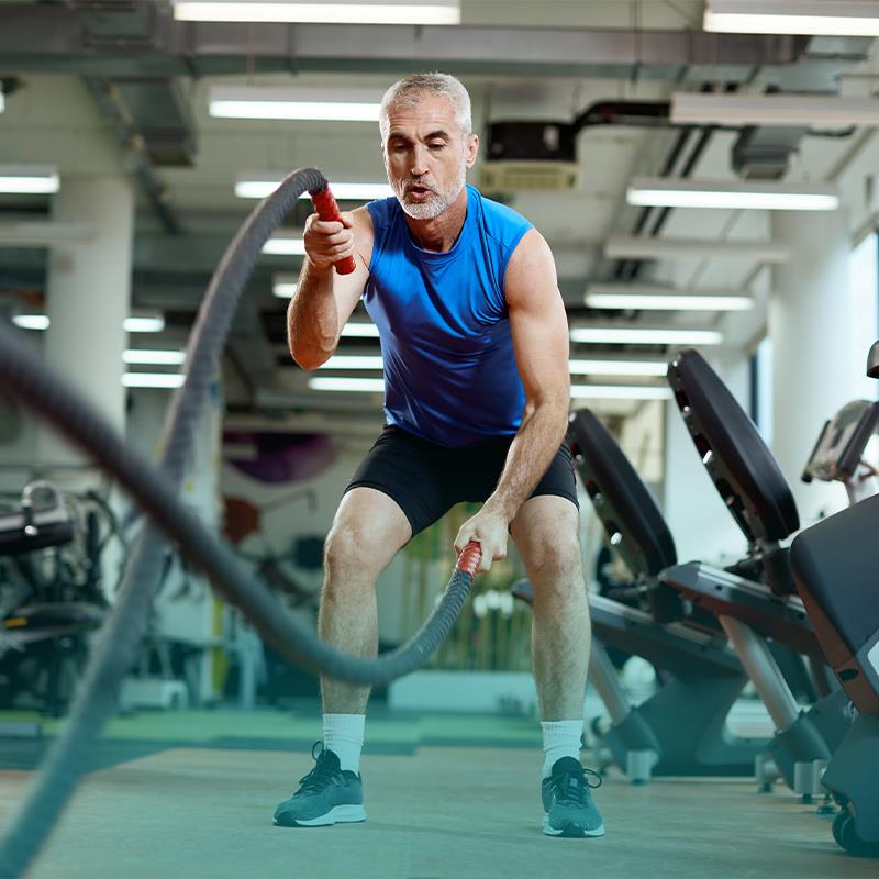 Adulto realizando ejercicio en un gimnasio. 