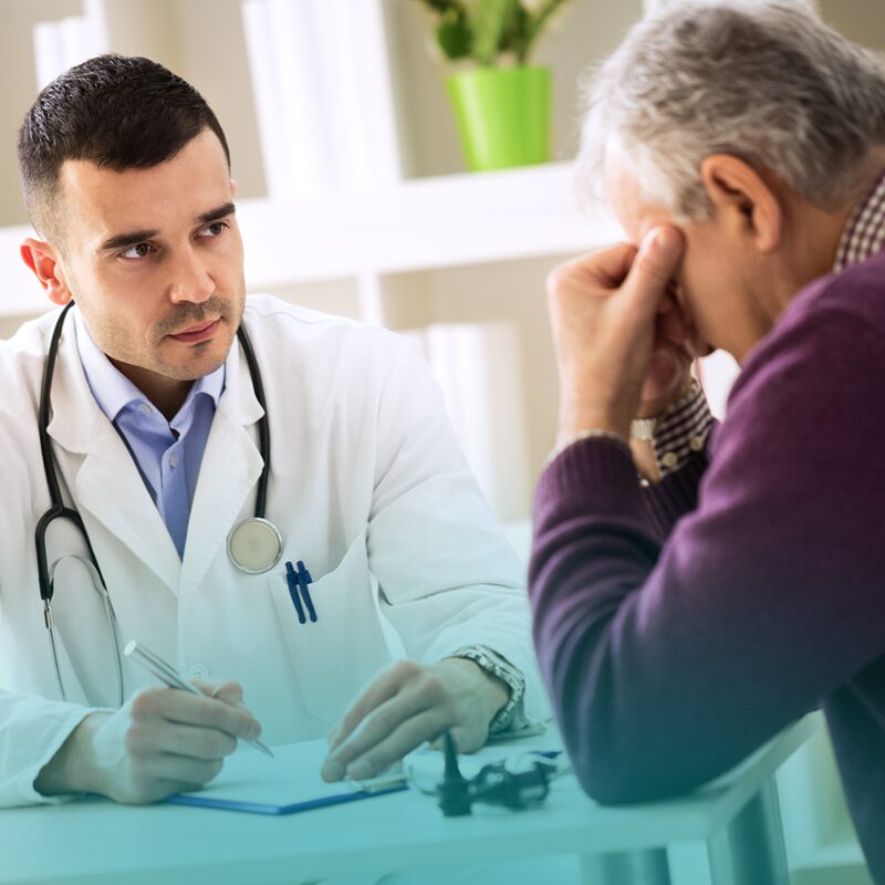 Adulto tras compartir su problema de incontinencia en una visita al médico