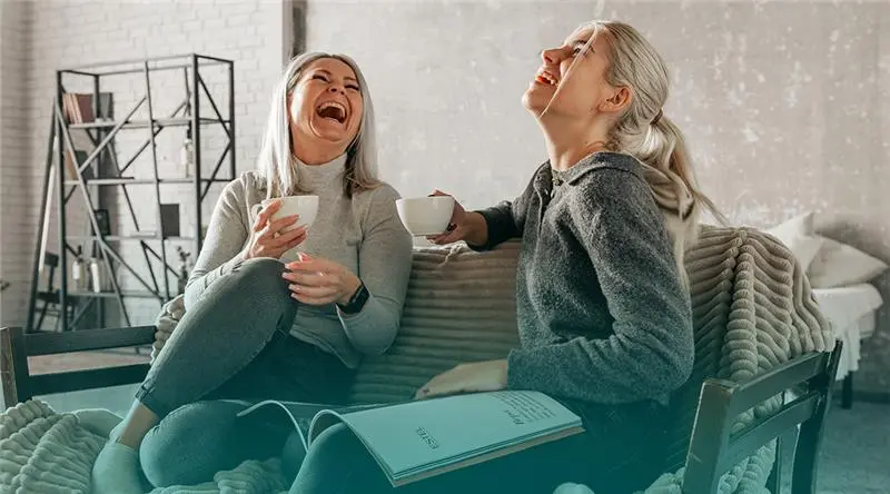 Adultos ríen y pasen un gran rato para aliviar el estrés