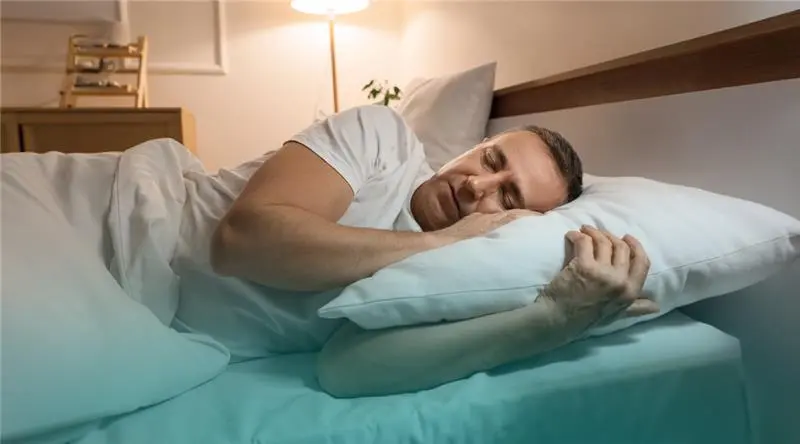 Adulto en la mediana edad, durmiendo y descansando.