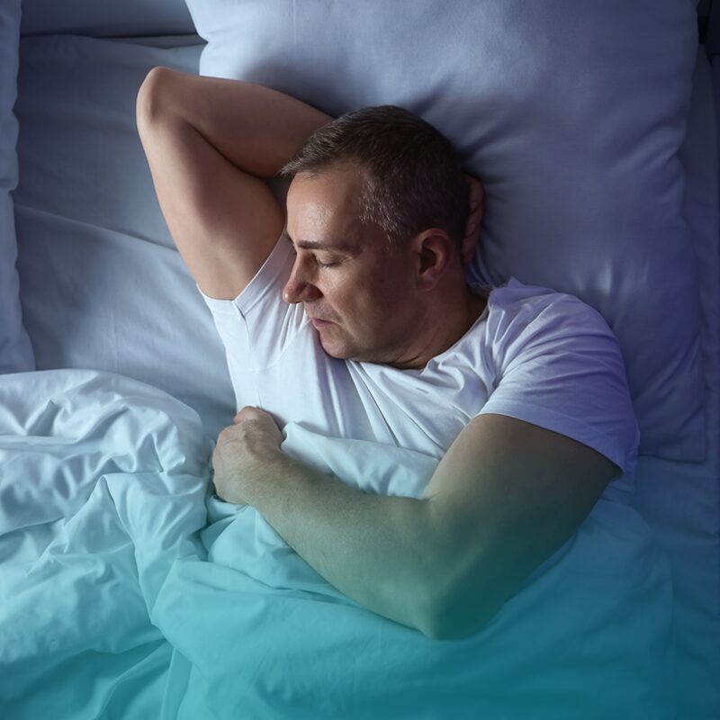 Adulto en la mediana edad teniendo un sueño reparador