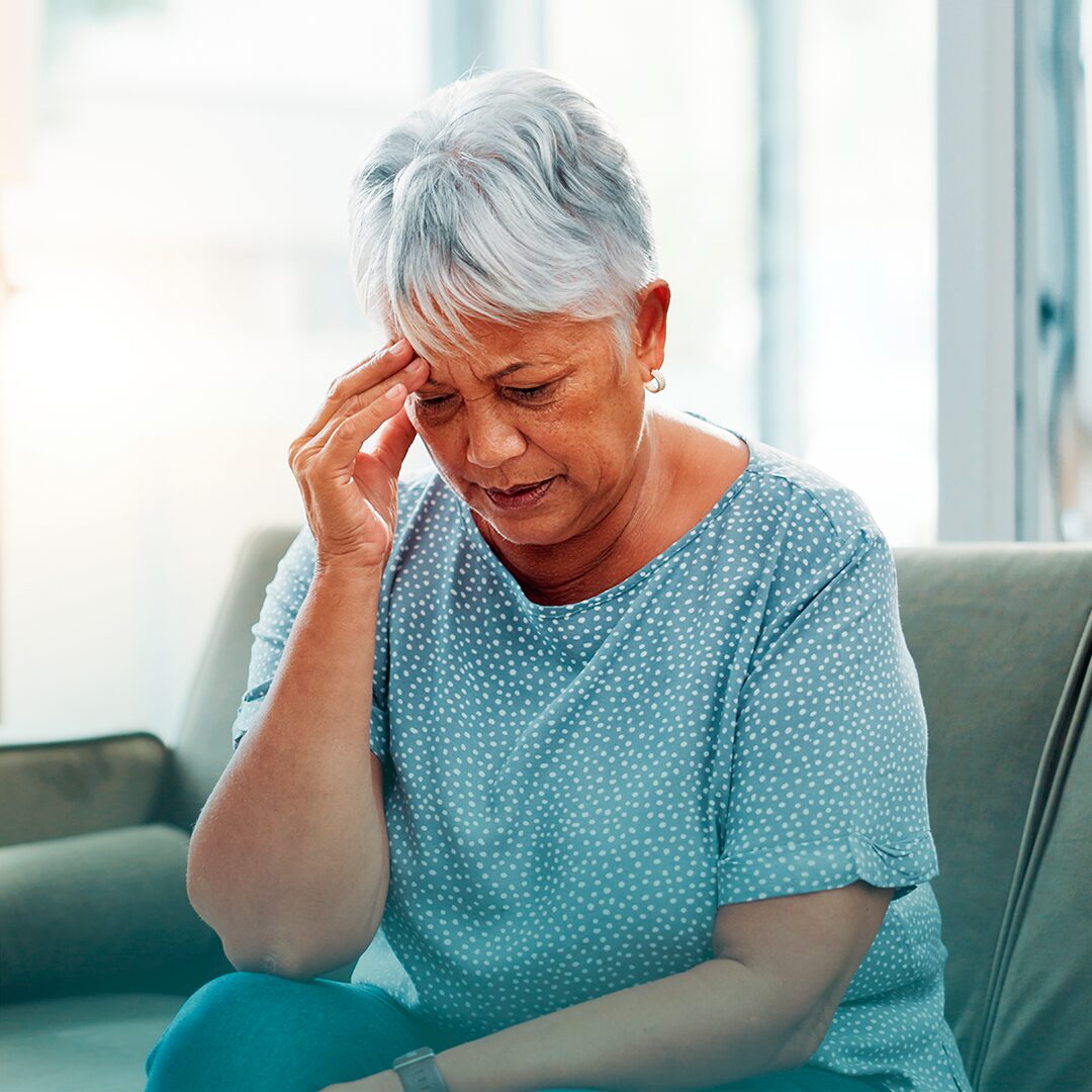 Adulto mayor con síntomas de Alzheimer.