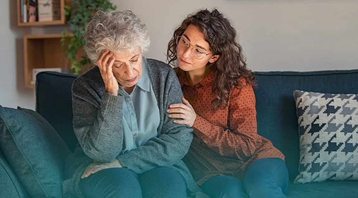 Paciente con Alzheimer es acompañado por un familiar.