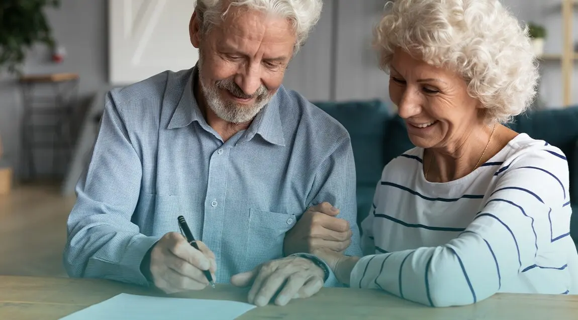Adultos mayores realizando su testamento.