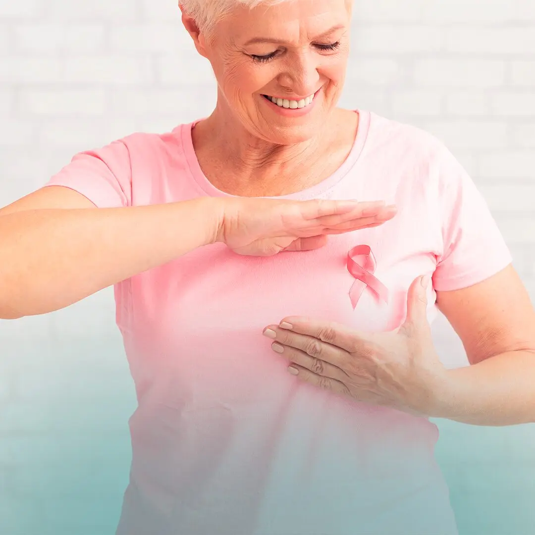 Mujer apoyando la detección temprana y la prevención del Cáncer de mama.
