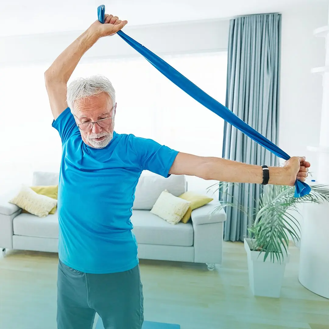 Adulto realiza ejercicios de estiramientos y flexibilidad