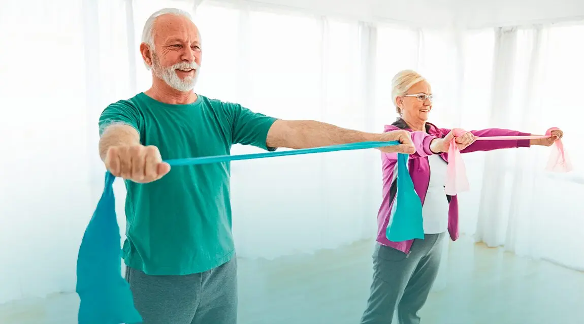 Adultos durante una sesión de estiramientos y flexibilidad