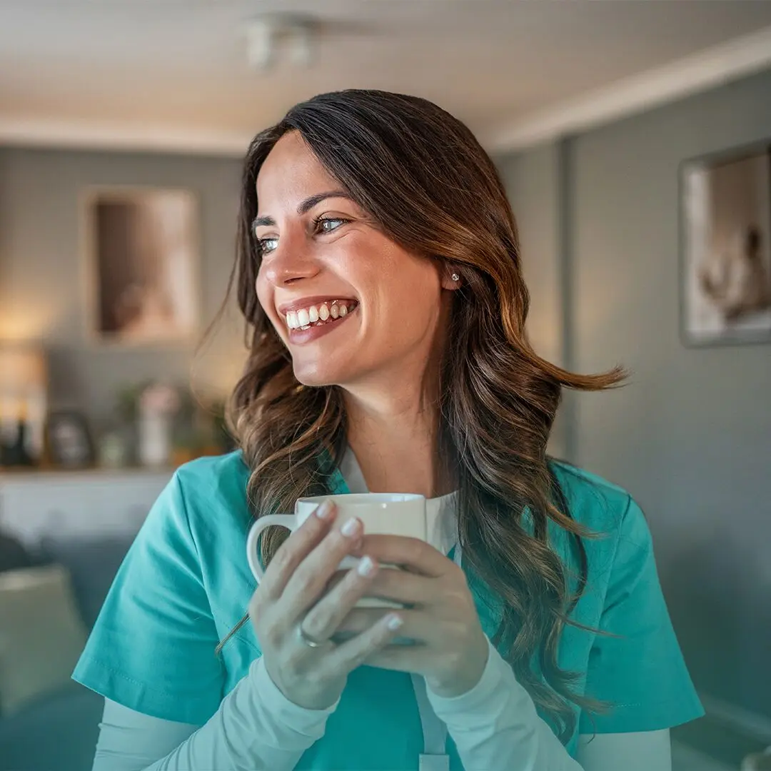 Cuidador procurando su autocuidado, tomando un descanso con una taza de café.