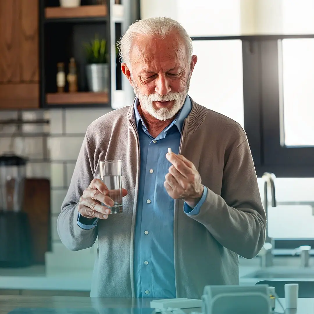 Adulto toma medicamento, procurando la salud masculina.