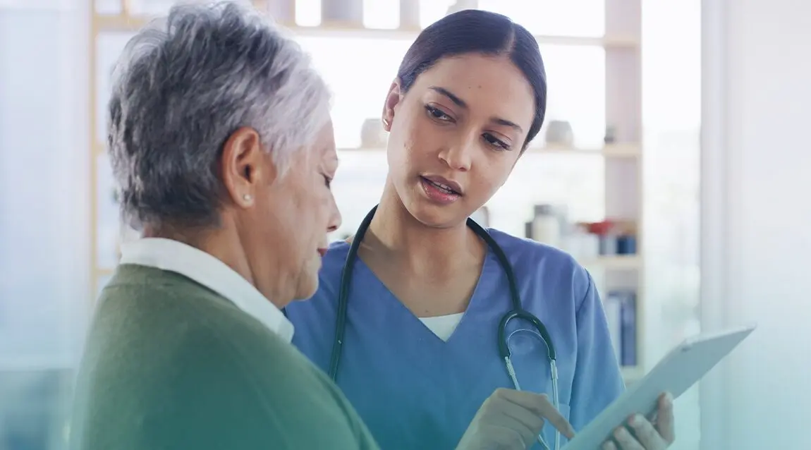 Cuidador apoyándose de herramientas tecnológicas para el cuidado del adulto mayor