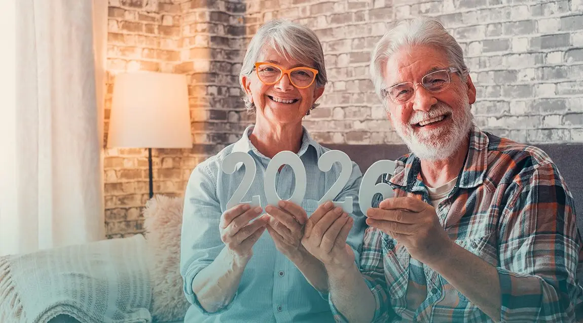 Adultos festejan la llegada del año nuevo.