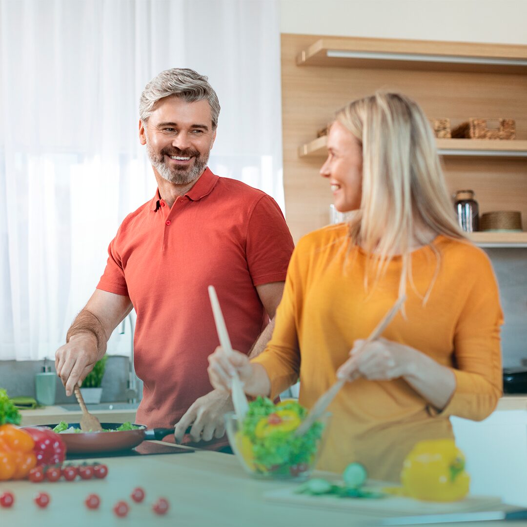 Adultos preparan sus alimentos, como parte de su cambio de hábitos.
