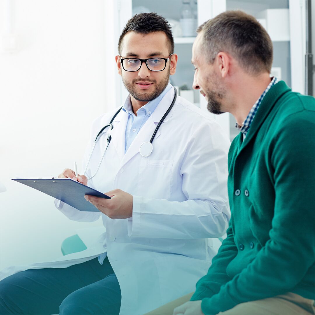 Adulto comparte sus dudas sobre incontinencia con su médico.