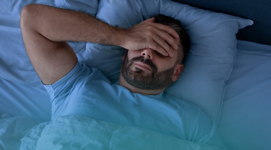 Adulto sin lograr dormir, preocupado por la incontinencia urinaria nocturna.
