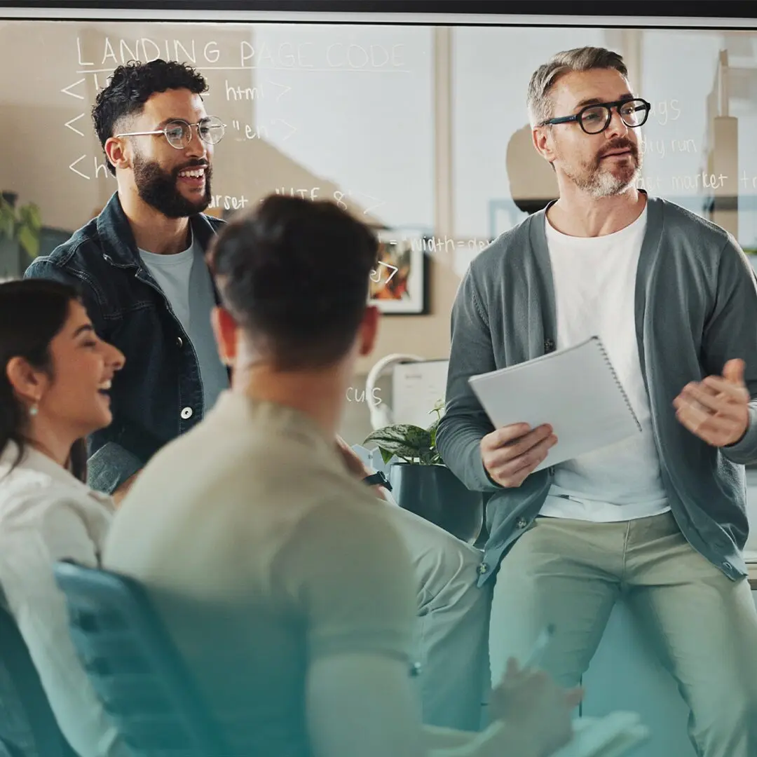 Adultos en la mediana edad, terminando una larga jornada laboral