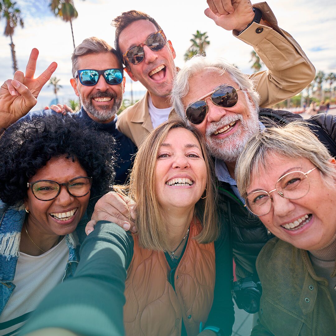 Adultos en la mediana edad, emocionados y tranquilos durante la experiencia.