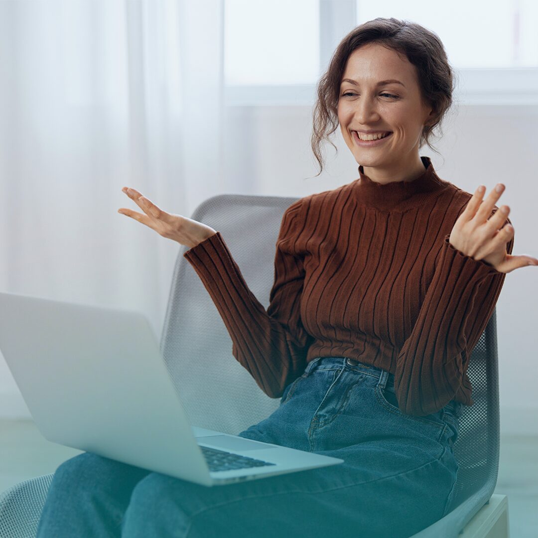 Mujer en la mediana edad, disfrutando la vida adulta.