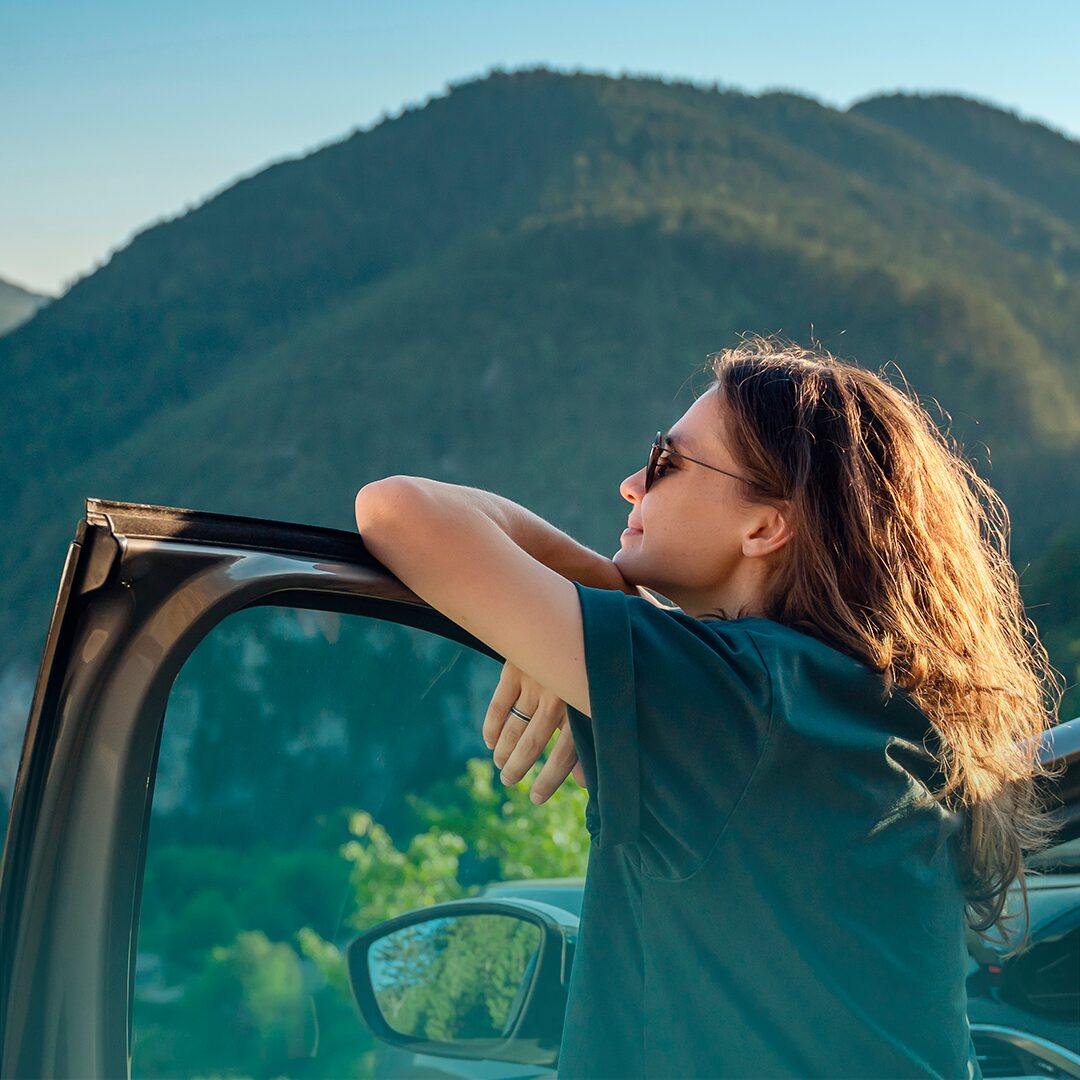 Persona cuidadora disfrutando de una pausa en sus vacaciones.