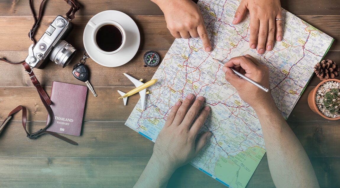 Mapa, pasaporte, cámara, todo listo para las vacaciones del cuidador.