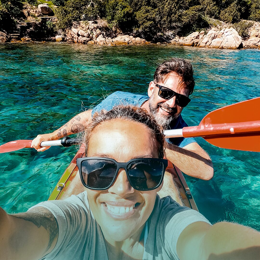 Pareja en sus vacaciones de verano, disfrutando sin preocupación por la incontinencia.