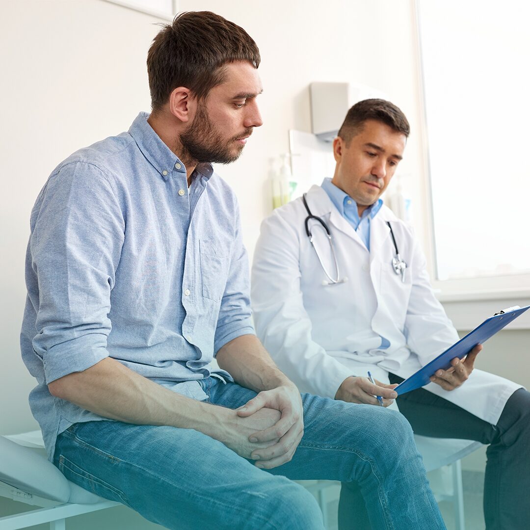 Adulto consultando a un especialista para tratar la incontinencia.