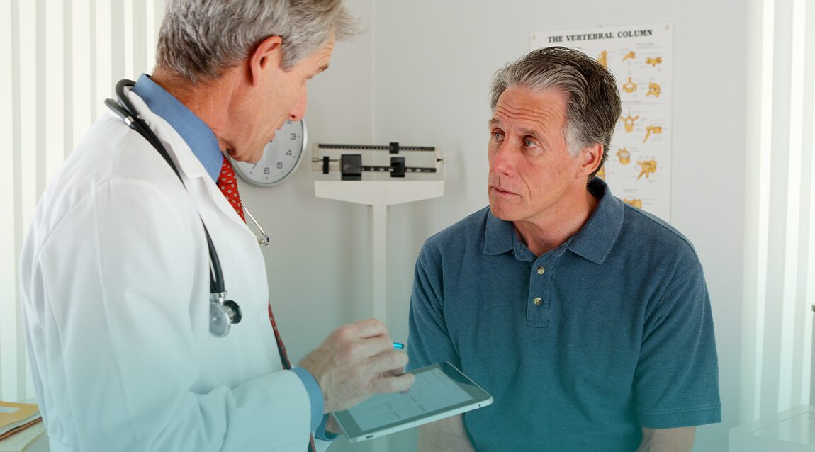 Adulto en la mediana edad, en visita con el médico especialista tras padecer incontinencia.