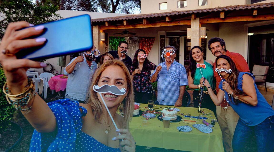 Grupo de adultos disfrutando su vida social durante el mes patrio