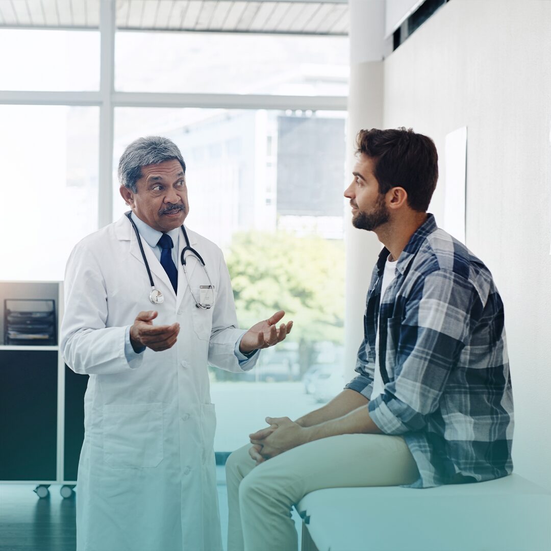Adulto en la mediana edad visita al médico para una consulta