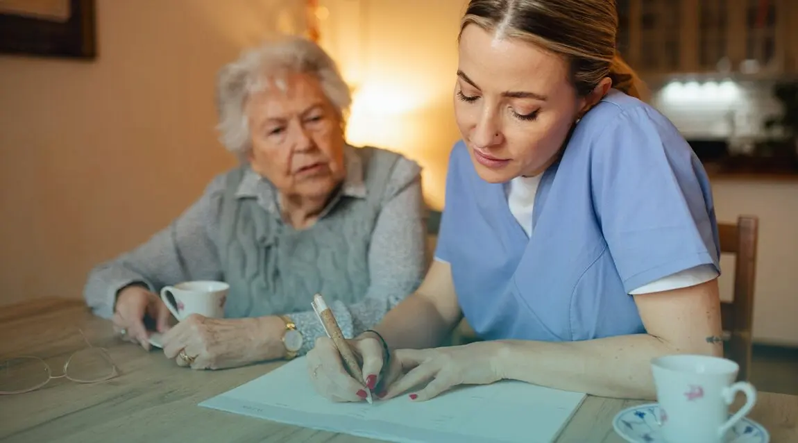 Adulto mayor y su cuidador, planeando actividades y un plan de contigencia familiar.