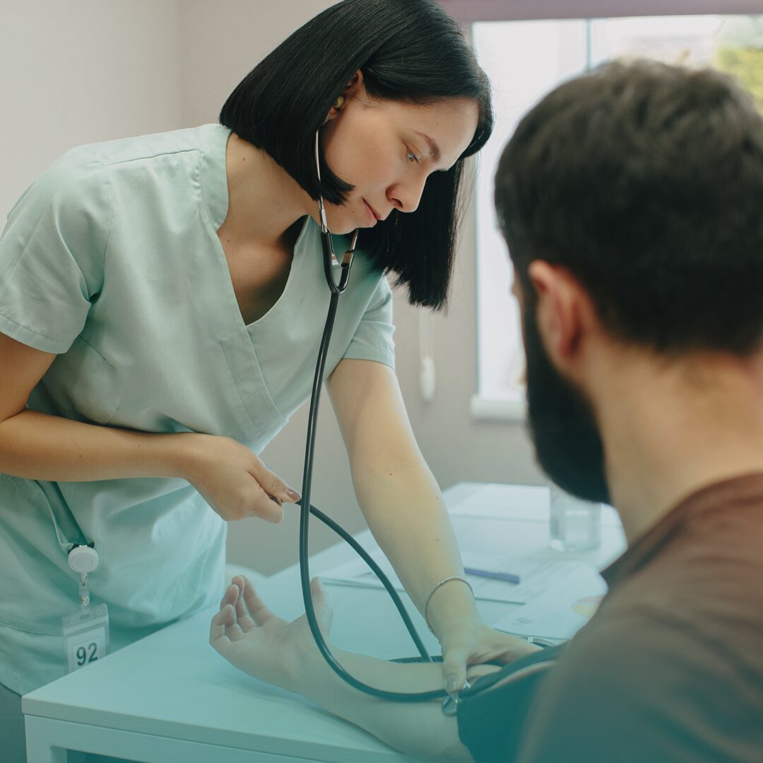 Adulto en la mediana edad en visita con el médico para una revisión.