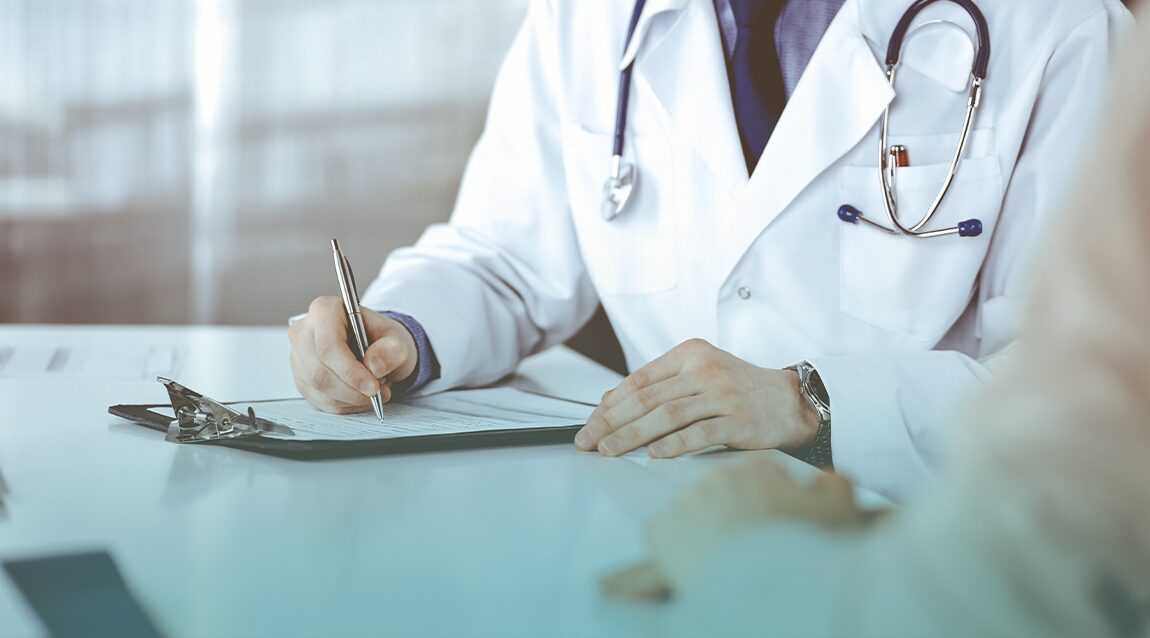 Médico en su consultorio, previo a una revisión y chequeo de rutina.